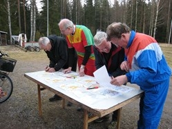 Stefan, Börje, Lars och Leif ritar banor.